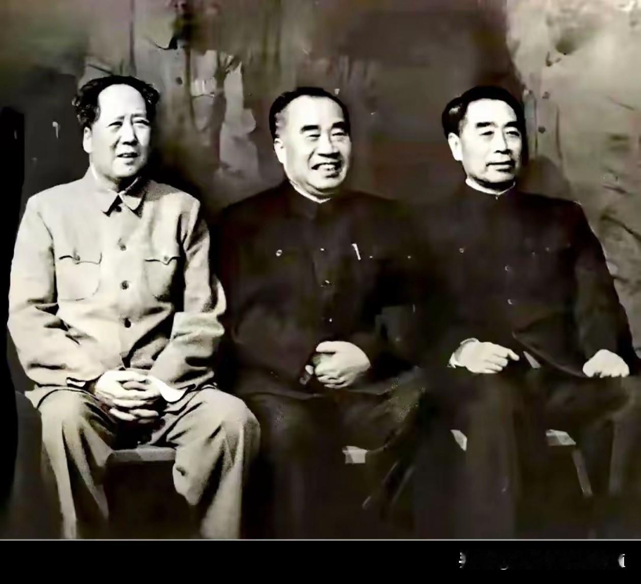 缅怀三位伟人！毛主席身边坐着朱老总和周总理！他们是一文一武，安邦定国治天下