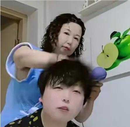 柴桑大姐今天说到杜大娘：她爱她的姑娘，把她姑娘当一个工具和参照物，时不时给她姑
