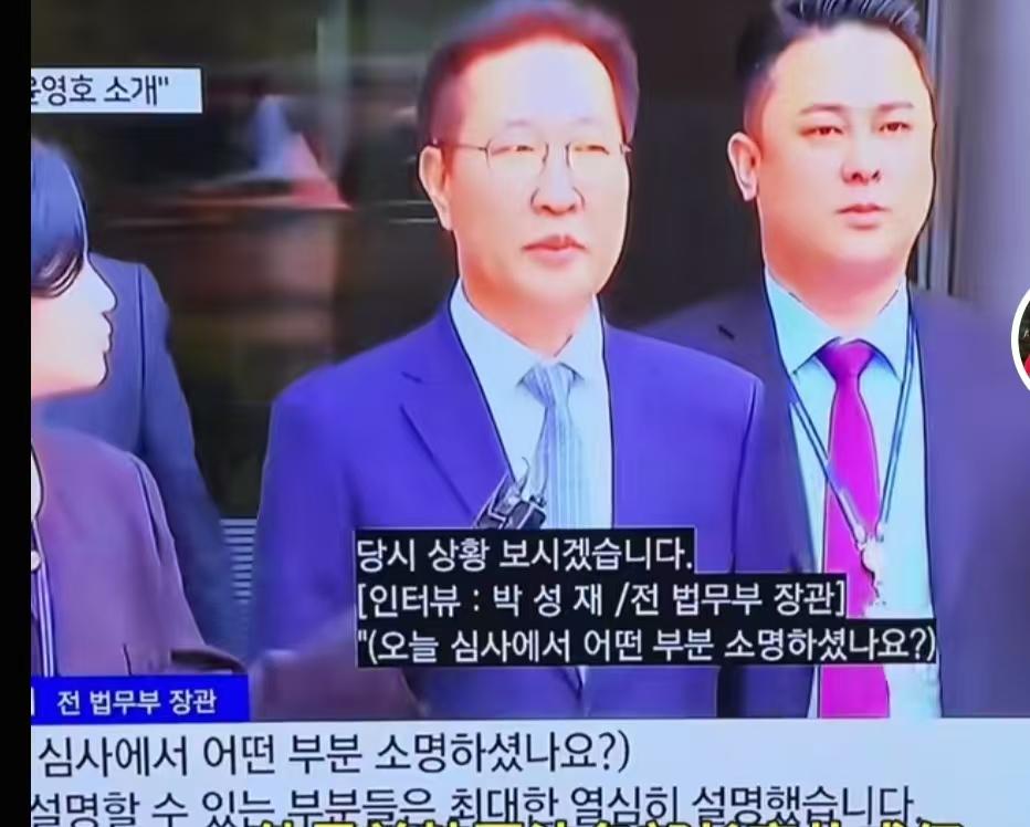 韩国特检跟韩国法院杠上了。10月14日，韩国特检向法院申请拘留韩国前法务部长朴