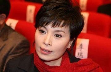 1998年，李瑞英正在准备播音，突然接到儿子坠楼的消息，她忍痛说了一句话。正是这