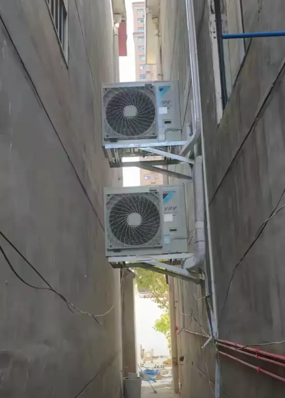 广东惠州，有一名男子经过村里的一条小巷子的时候，看到一家人的墙壁铁架上，一高一低