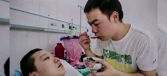 2002年，一男子花了40万治好了女友的白血病，然而一年后，女友却趁他外出打工还
