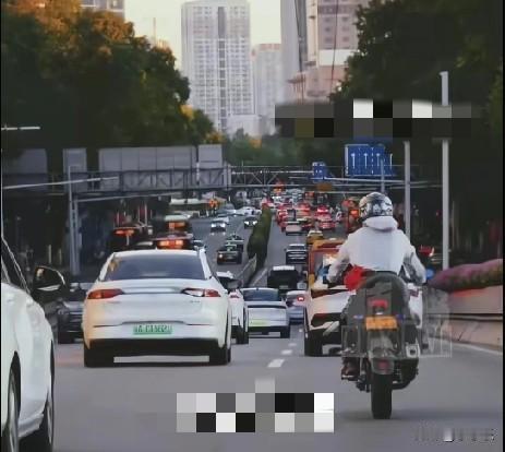 近日，安徽合肥一女子刚提一辆新车才3天，车牌还没到，就被小车追尾撞报废。女子称，