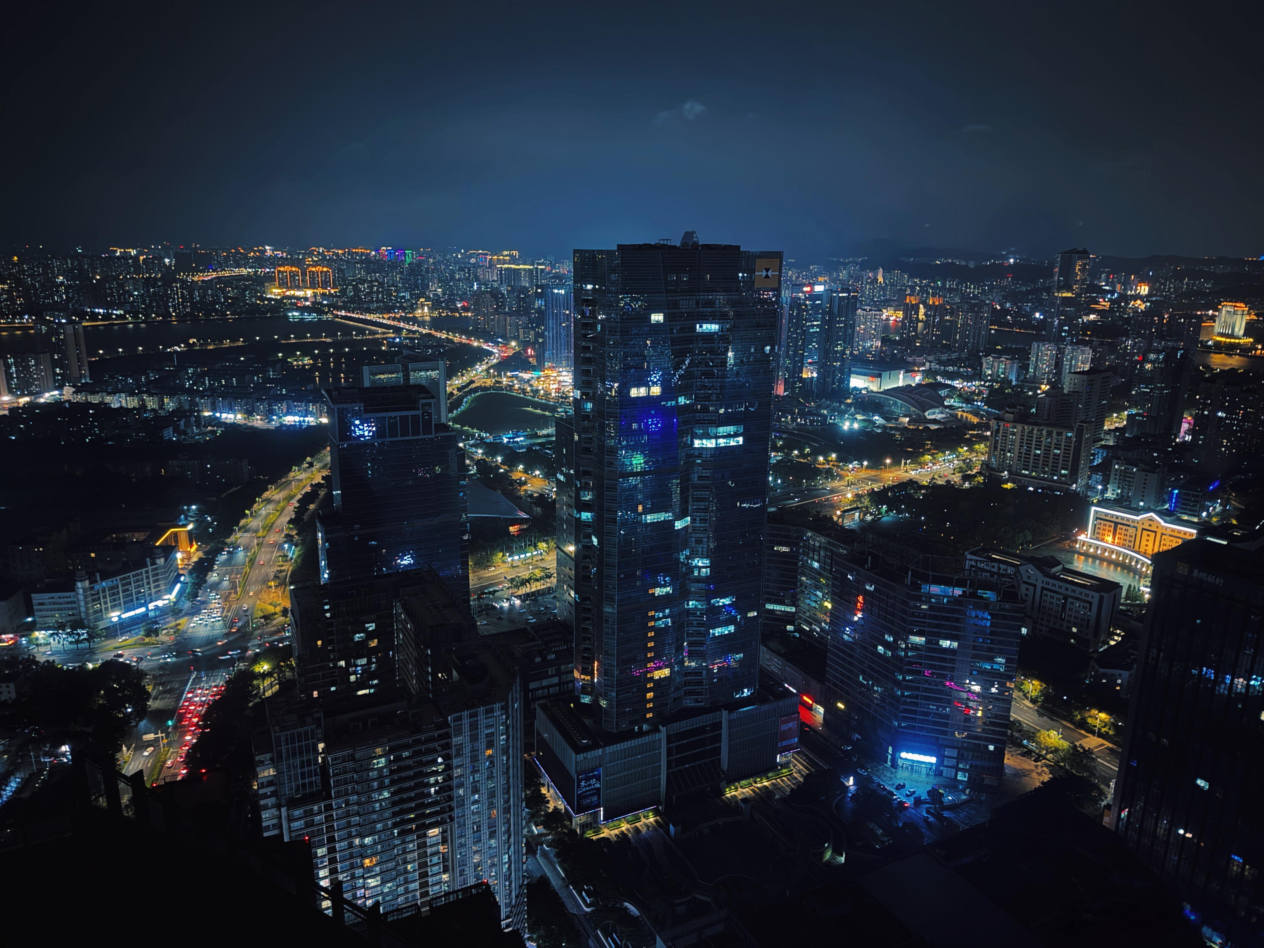 第一次来这个城市，和我想象的完全不一样，一时不知道自己有没有离开广州🙁