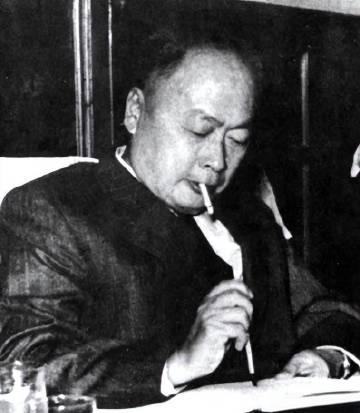 1936年仲夏的梅岭，陈毅用竹筒舀起山涧水时，忽见水面倒映出三枚暗红弹孔——那是