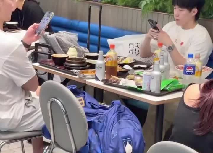 双甜组合又同框啦，才发现那个蓝色包包原来是甜甜的。这两人靠那么近说话，不知道