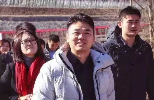 刘强东老家大喇叭叫乡亲领年货东哥连续多年给老家送年货，大喇叭里满是温暖的牵挂。这