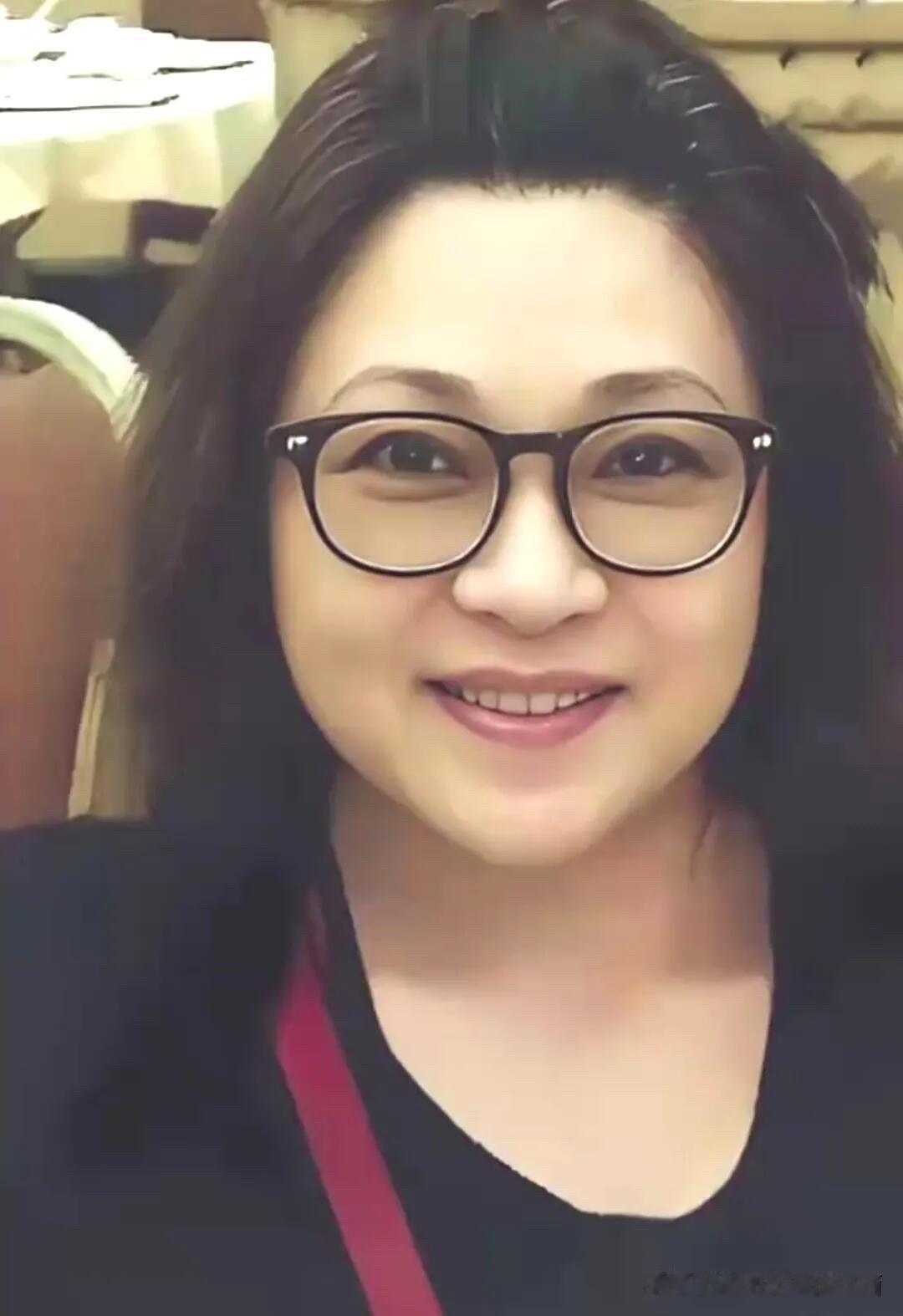 黄秋燕老了，利智也老了，但是从外形和气质上来看，现在的黄秋燕真是美艳的不可方物，