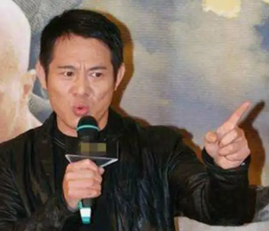 1994年，《精武英雄》赴日本宣传，发布会上一名日本记者抛出极具挑衅的问题：“南京大屠杀死了30万人