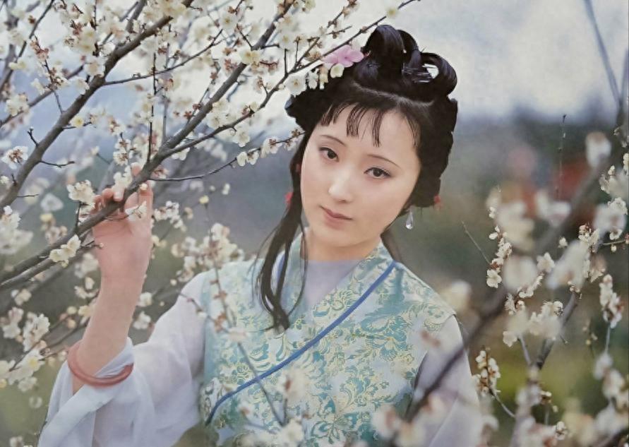 在《红楼梦》中，林黛玉为何被叫林姑娘，而薛宝钗却被唤作宝姑娘？名称不同背后有何缘