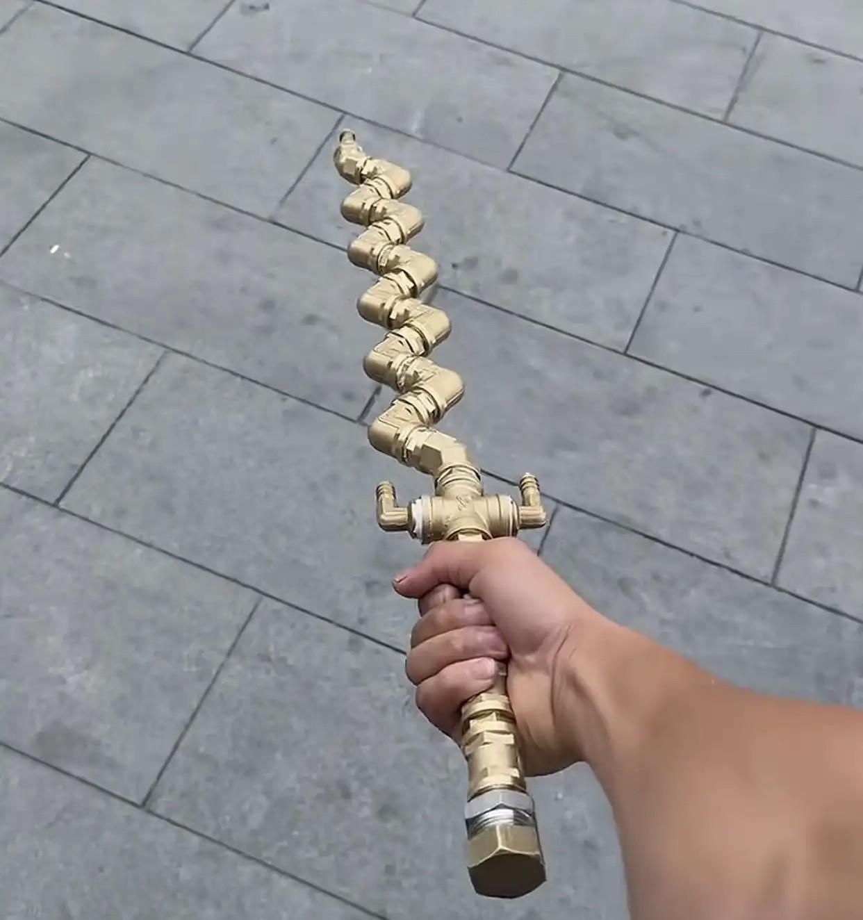 五金店老板看了都得直呼内行的操作来了。要是放在古代那就是可变形版的金蛇剑。这位网