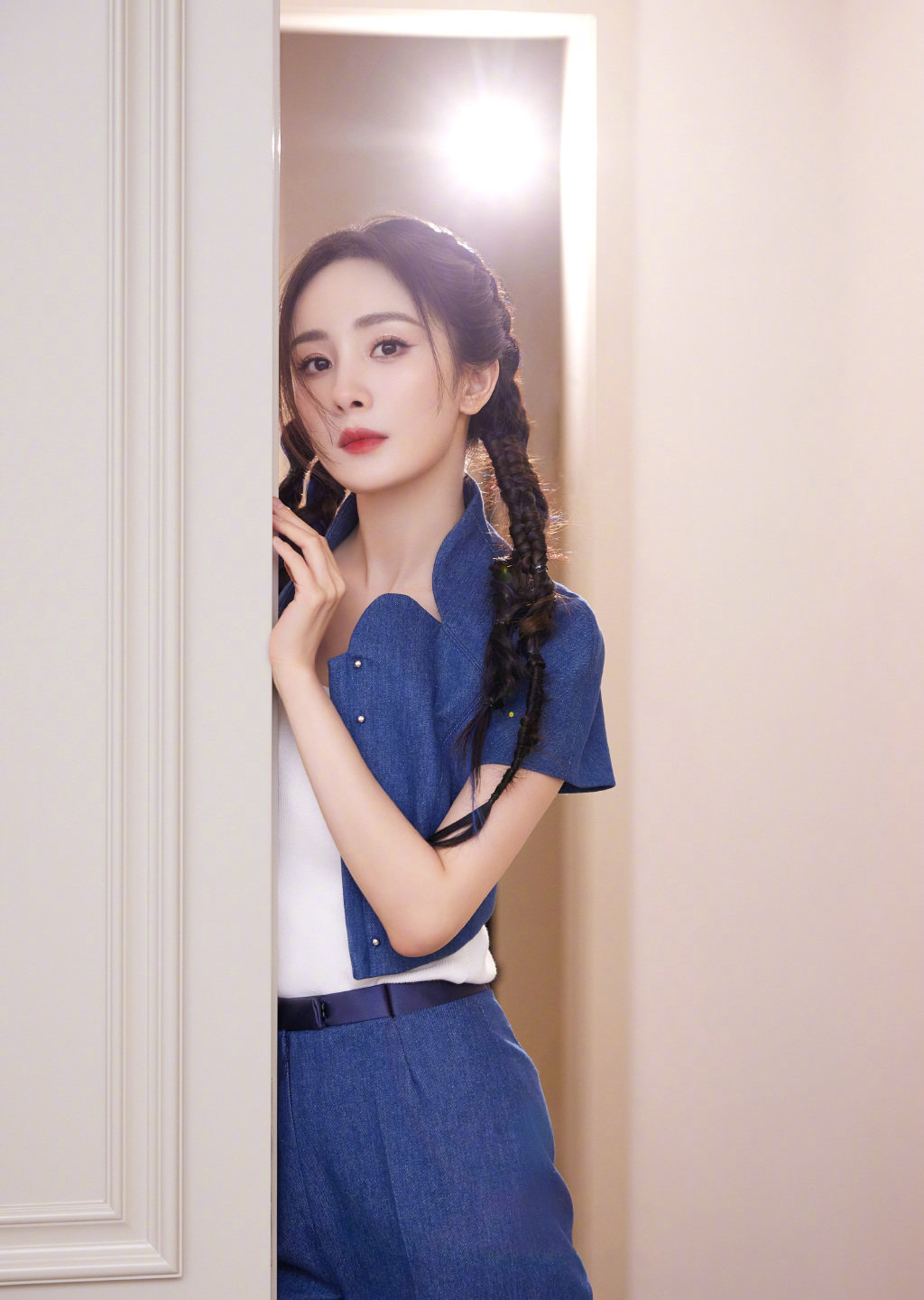 杨幂，牛仔蓝清爽套装造型，利落清新甜酷活力​​​