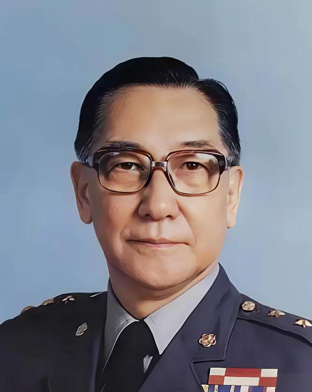 1942年，蒋纬国在潼关当连长，火车上一个上校扇了他一巴掌。他硬扛着没还手，因为