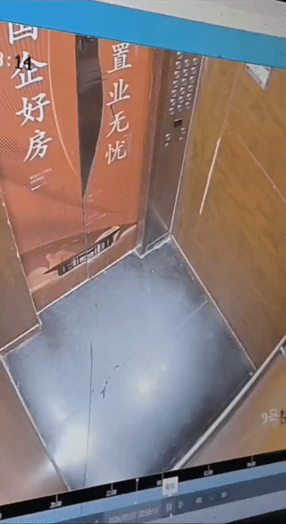 夫妻俩乘电梯一起下楼。结果电梯门刚打开，女子的老公就突然用力将老婆给推了进去？
