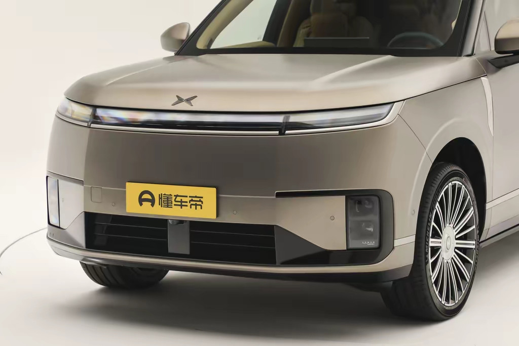 最近小鹏GXRobotaxi下线的消息真的刷爆圈了。作为国内首款前装量产的纯视