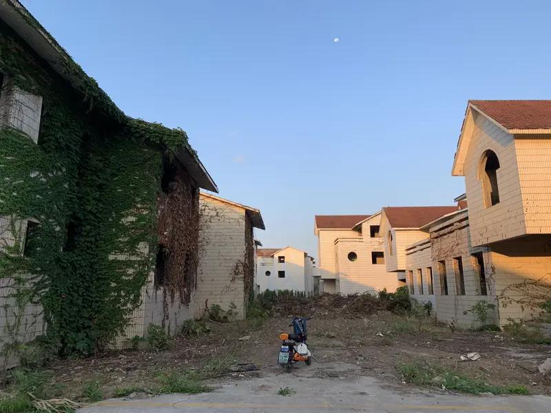 生孩子这事，关乎每一个人，这绝非危言耸听！没房就难娶到老婆，没老婆自然生不了孩子