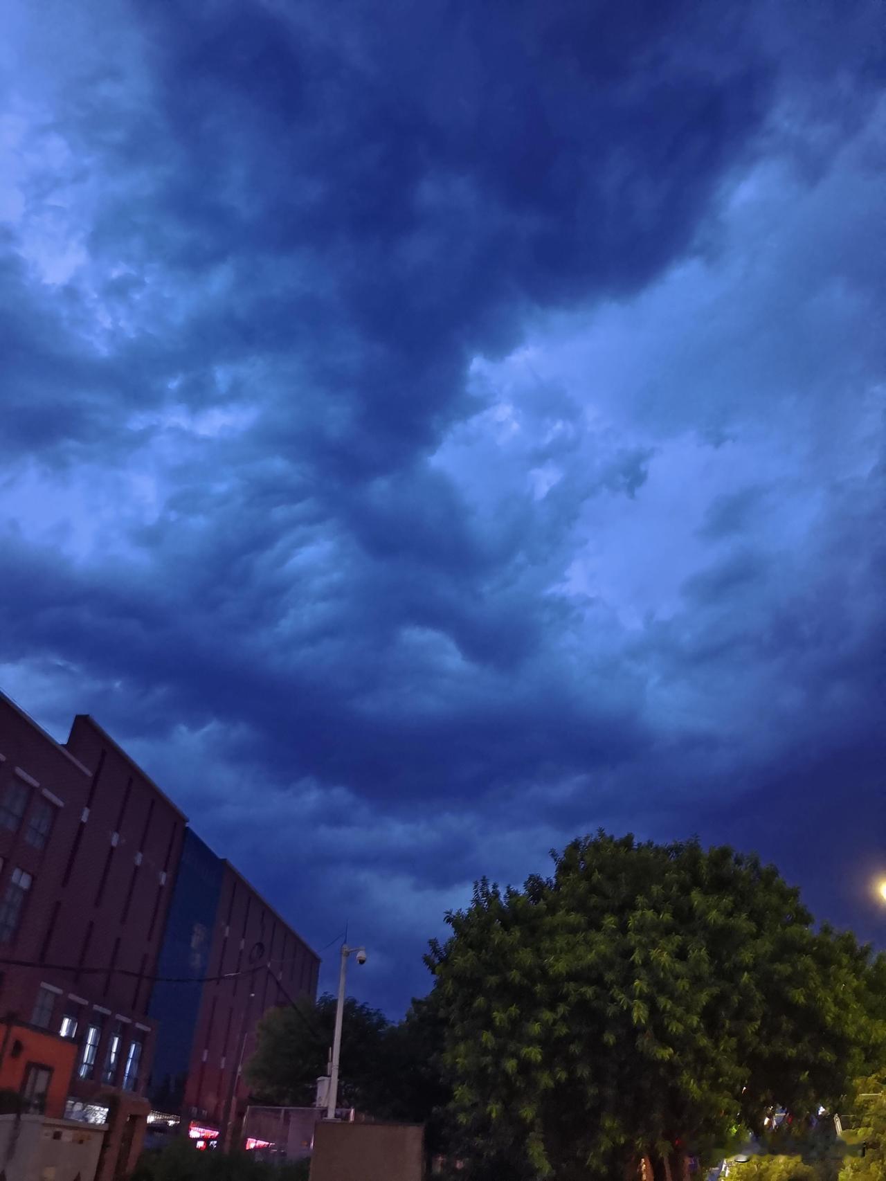 我在22岁的深夜痛哭不知不觉已经大四了，大学四年转瞬即逝。我和所有应届生一样