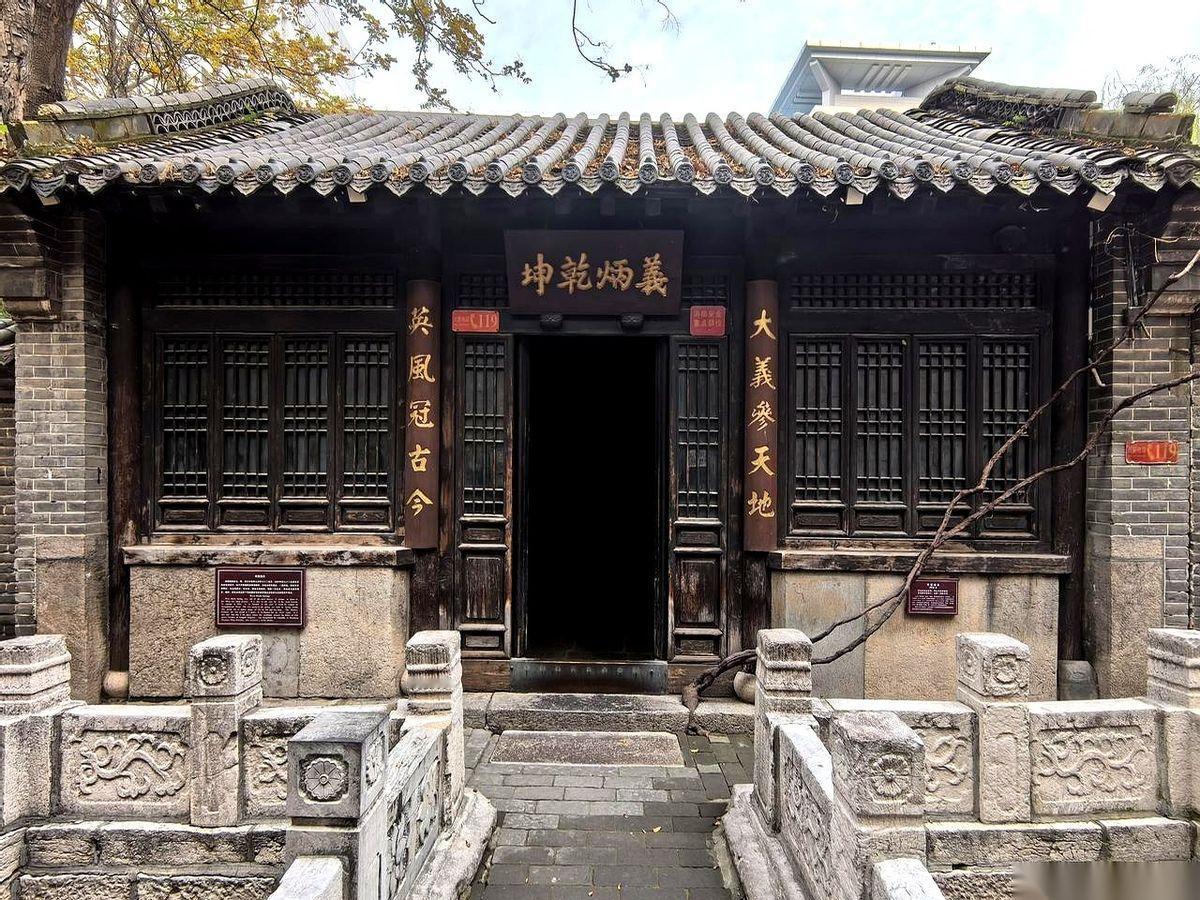 谁能想到，就在这儿。济南，共青团路。当年慈禧身边最红的大太监，安德海，就在这个