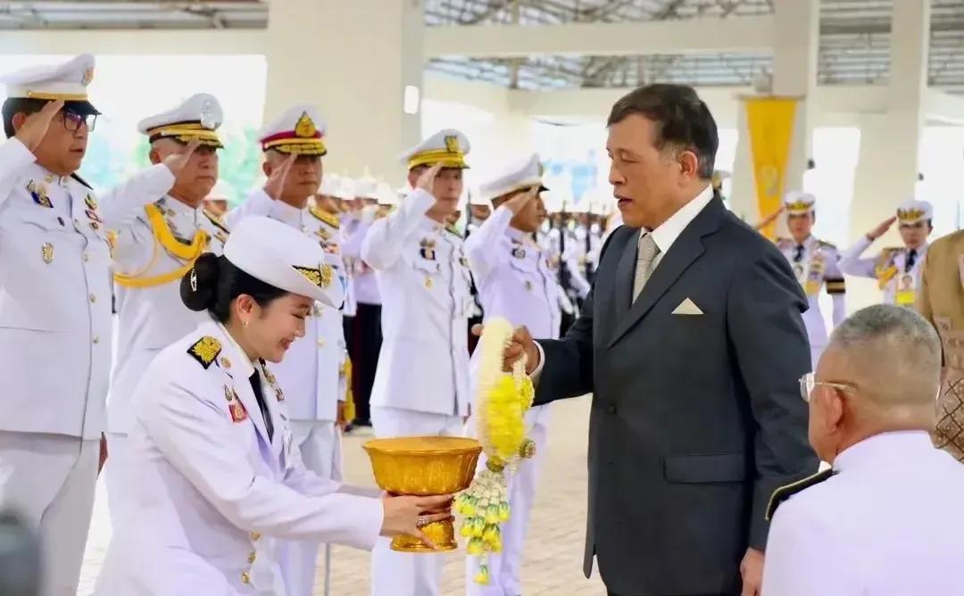 泰国国王拉玛十世也没能护佩通坦周全，据报道，7月14日，国家反腐委员会一致同意，