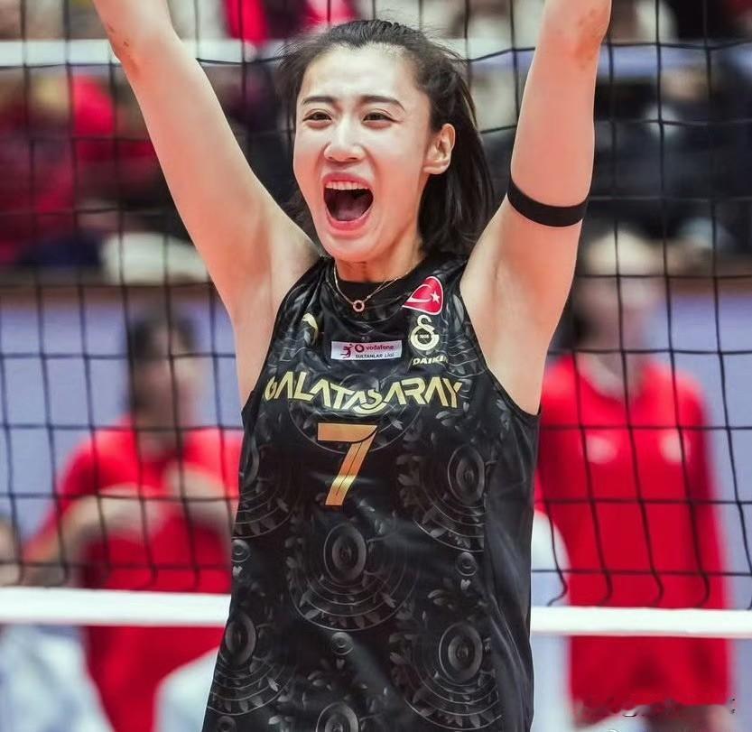 一起听听意大利主攻塞拉对王媛媛的评价。赛后接受采访，塞拉毫不吝惜对媛媛的赞美，