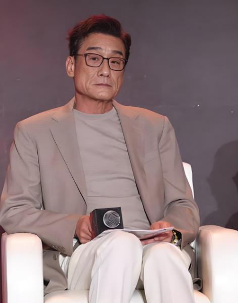 曾有一次，主持人问68岁的梁家辉：“你现在身家百亿、财富自由，为什么还不躺平”？