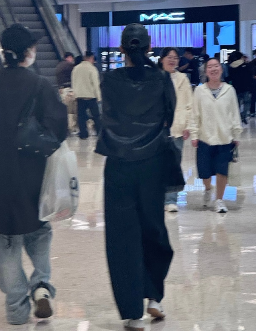 网友青岛偶遇关晓彤逛街！！“她真的好不上镜啊没化妆真人的脸像小朋友一样小特