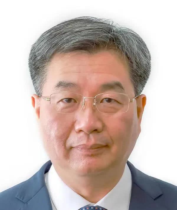喻君杰，1968年生于江苏南通，17岁时即1985年参加高考考上大学本科，就读于
