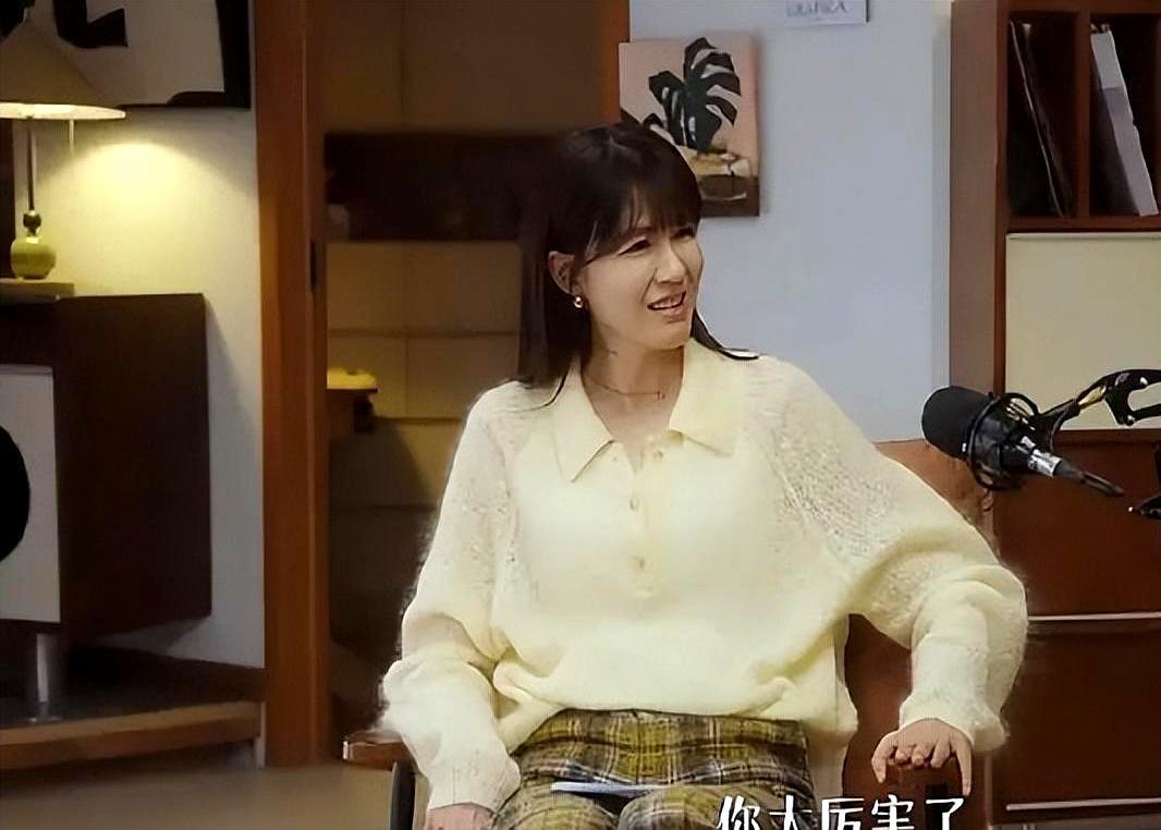 刚出月子就被房东限时搬离，全家没人搭把手。那天她腰还疼到站不住，问客厅看电