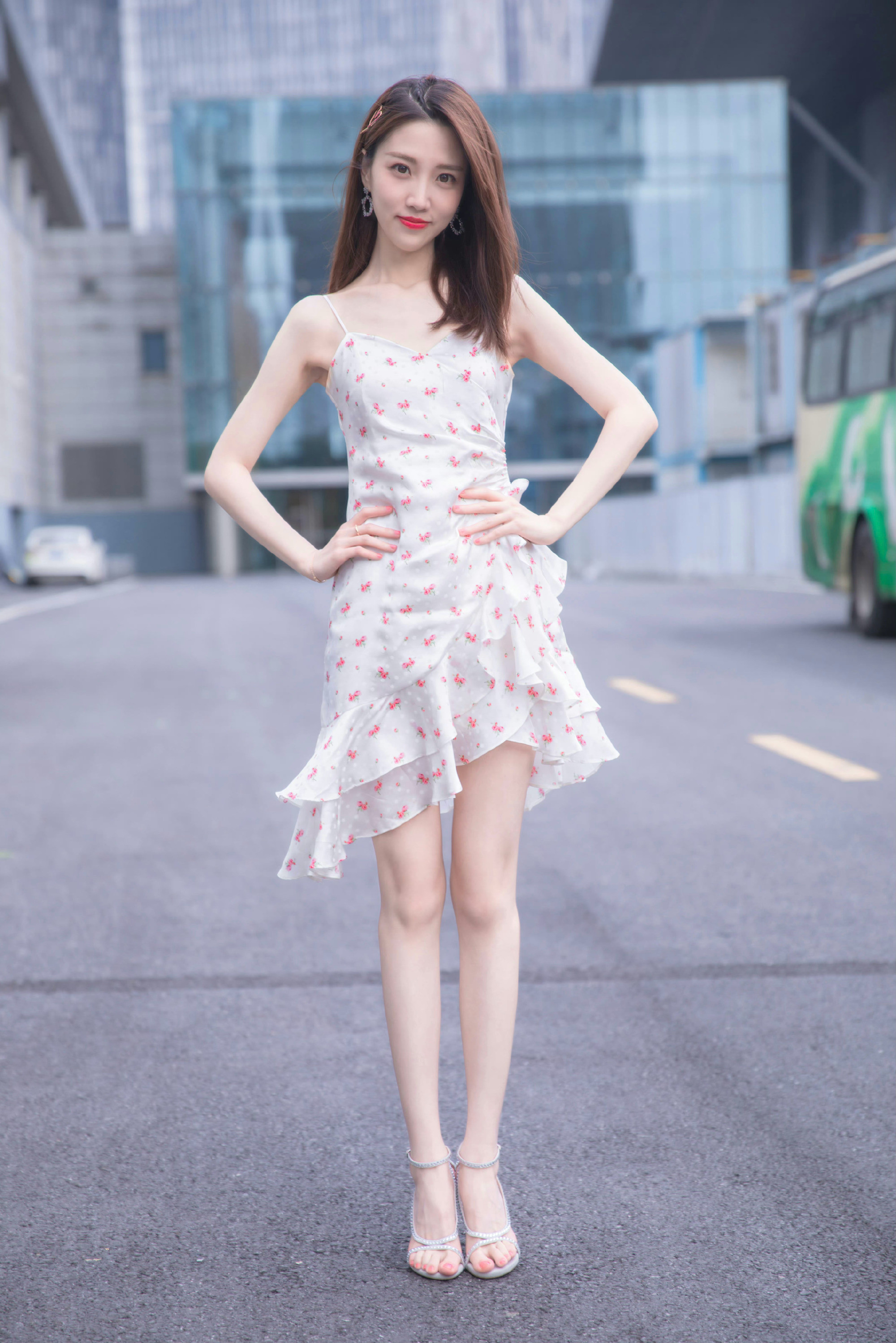 张纯烨高挑长腿美学穿搭，裙摆轻盈，纤纤而立。张纯烨