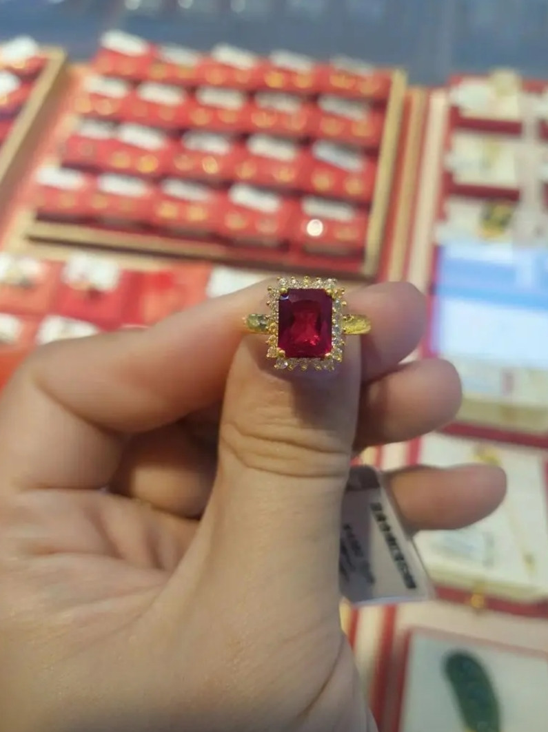 上海，女子在某珠宝店买了一款原价近20万的红宝石戒指，打完折下来只要2.96万元