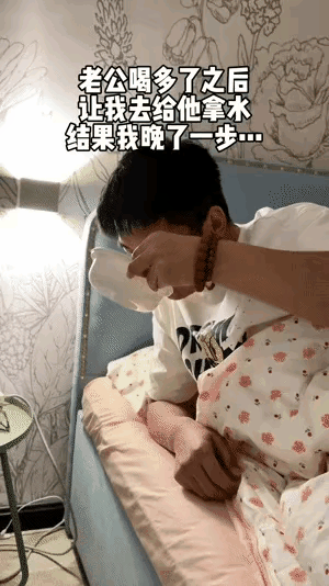 笑死了！主人酒喝多了偷喝狗子水，把狗狗都看懵了，都能整出心理阴影了哈哈！