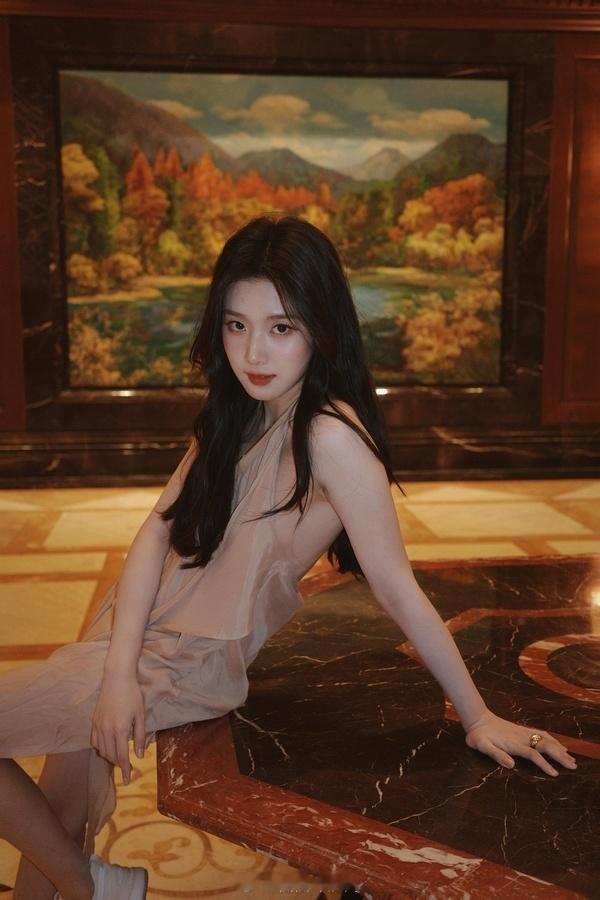 这么性感的照片，这女明星脚下居然踩着运动鞋。像泰国的那个女艺人，小水。​​​