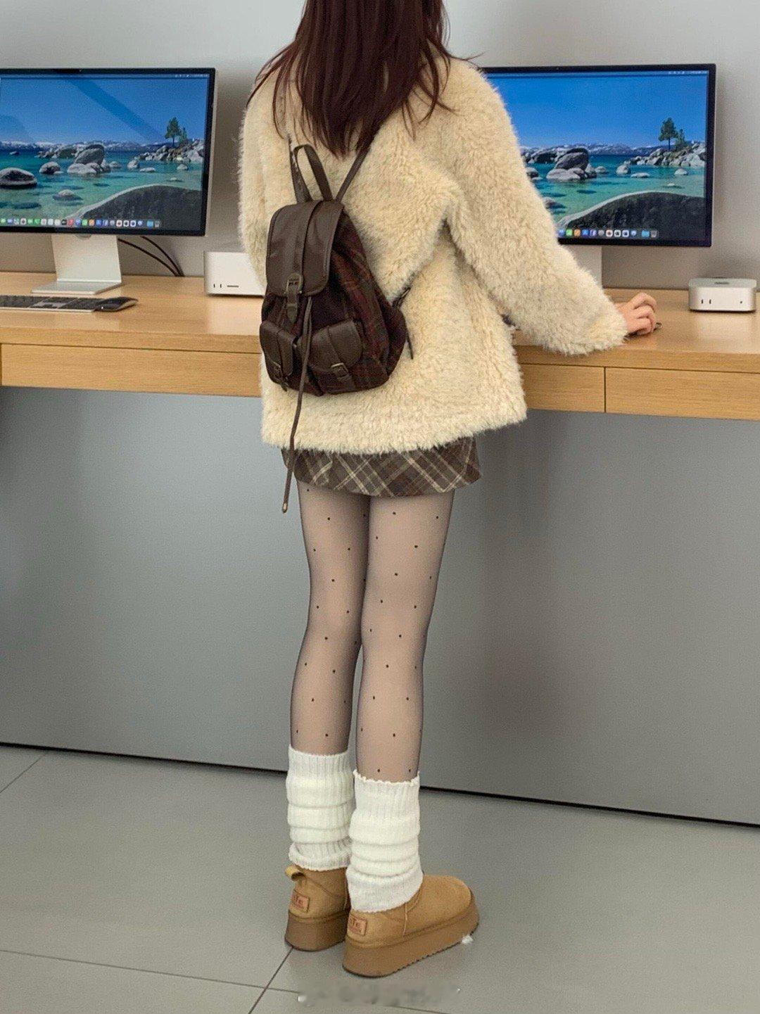 波点黑丝我悟了！！！|||和朋友出门，一眼就相中了她的这个加绒波点黑丝，颜色好清