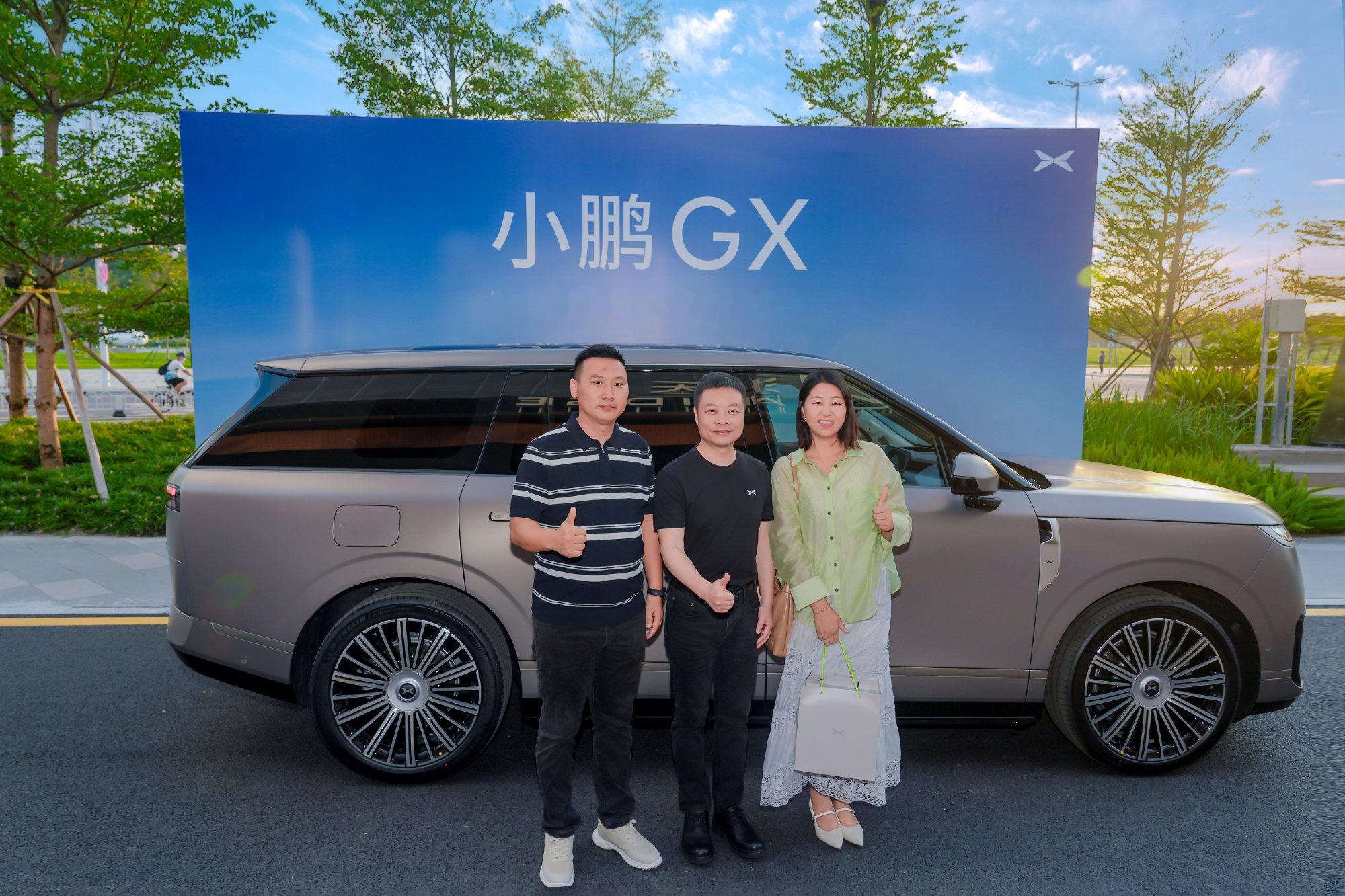 小鹏GX正式大规模交付了，热度确实在线。何小鹏这次还特意让出两个名额优...