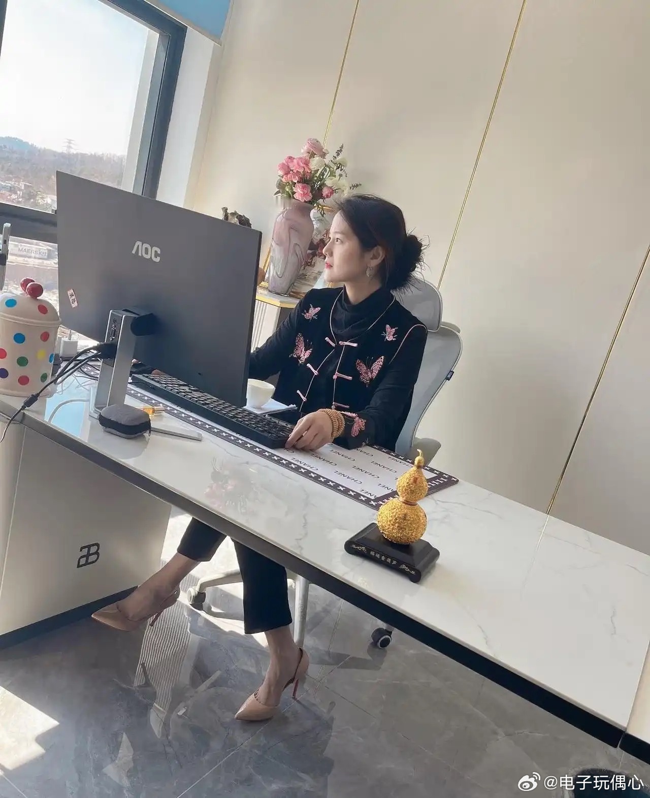 说实话我第一眼看的是脚