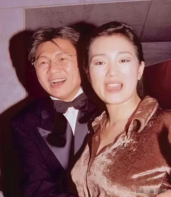 为生孩子，影后巩俐喝了大半年中药。1996年，她嫁新加坡商人黄和祥。听从母亲建