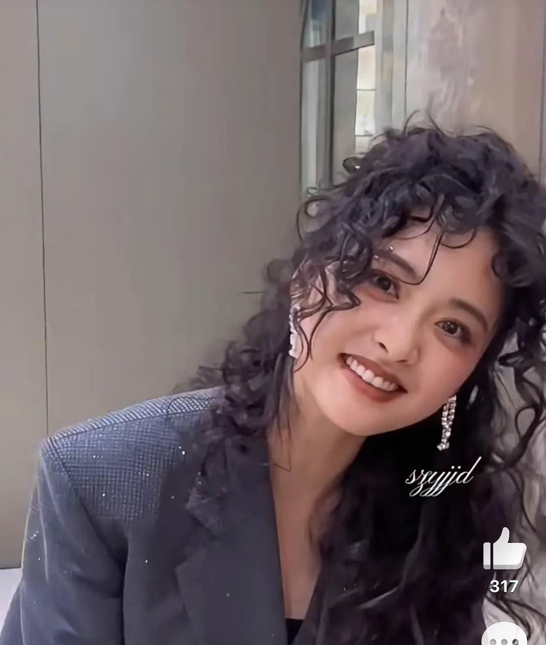 沈月这个活动造型是谁给她做的啊？太恐怖了！到底谁给她选的造型师啊，根本一点都