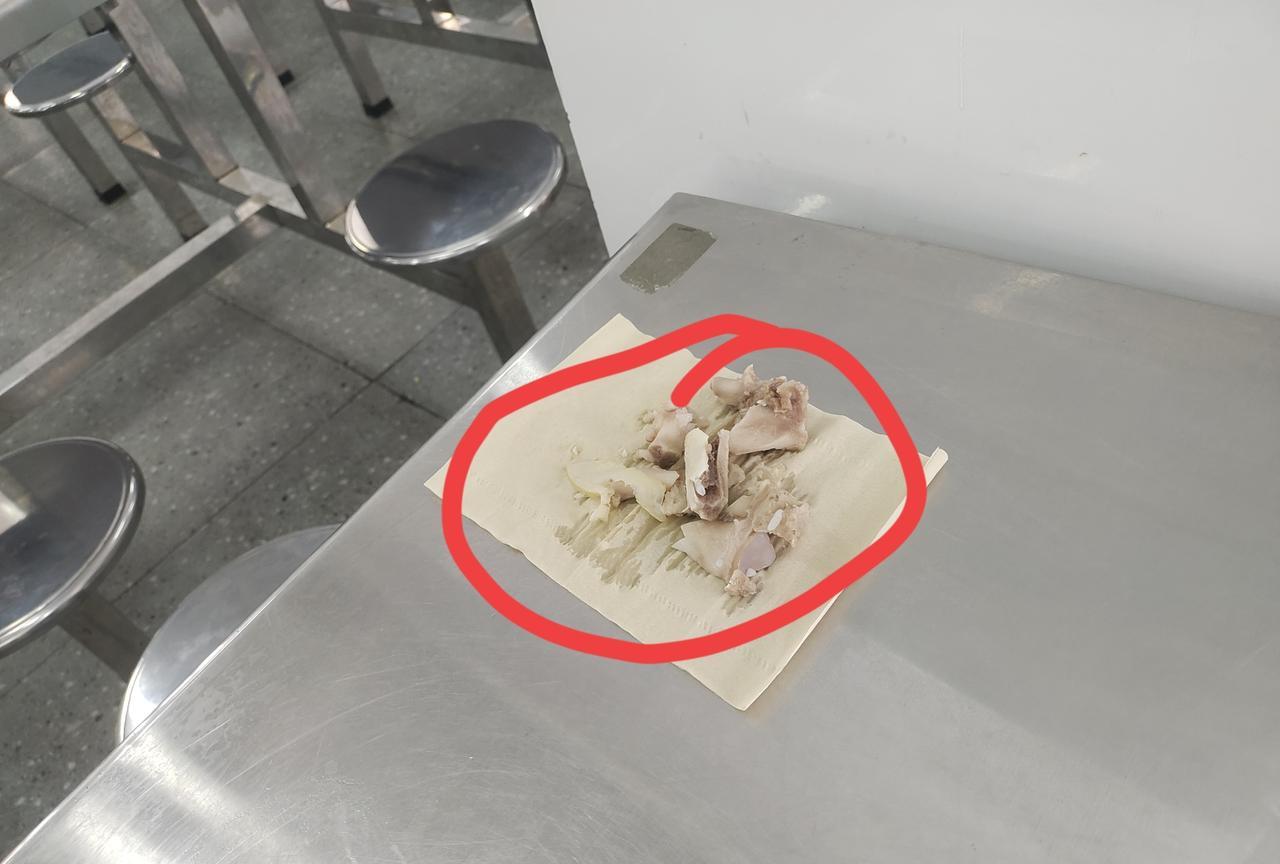 怎么办呢？这个已经是四年级的小学生，每次食堂就餐后都会将自己吃饭时挑出来的骨头、