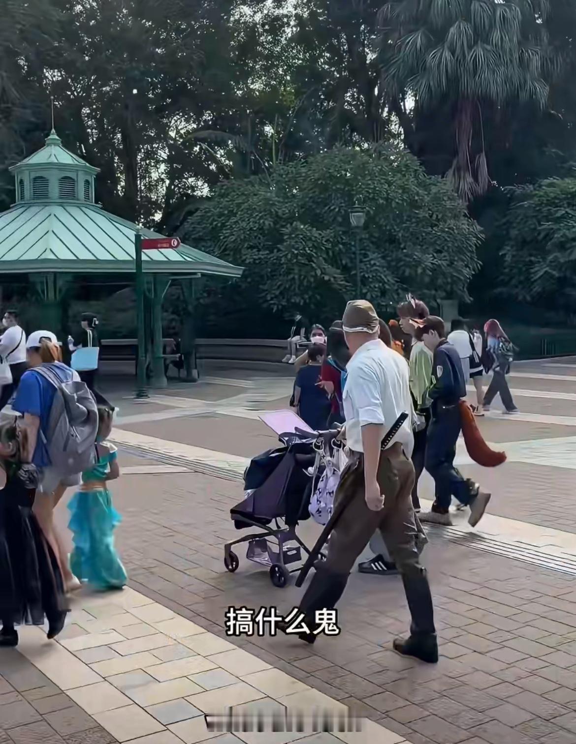 香港迪士尼，一名男子身穿鬼子衣服戴着佩刀，俄罗斯女子看到后非常不满“为什么要在中