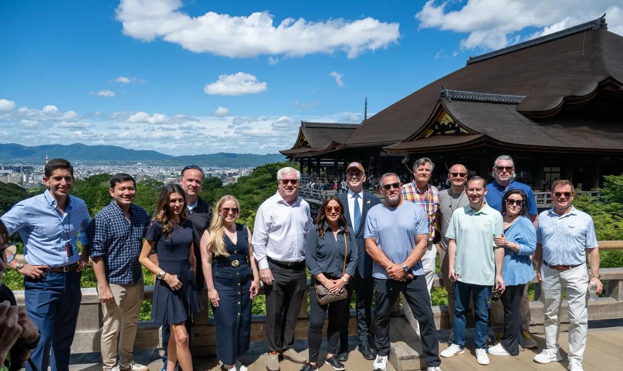 日本京都——受中国文化影响，让美国手下留情。美国财政部长贝森特率领代表团访问日本