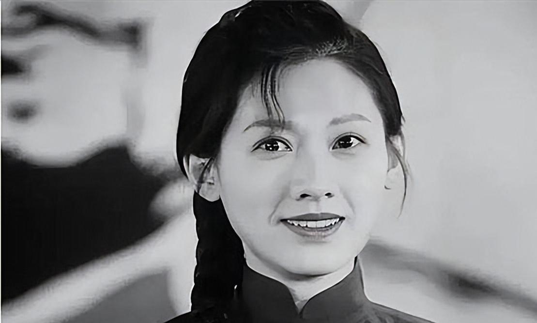 1978年，女知青李亚茹返城前夜，她颤抖地解开衣扣，对丈夫说：“今晚，我们做最后