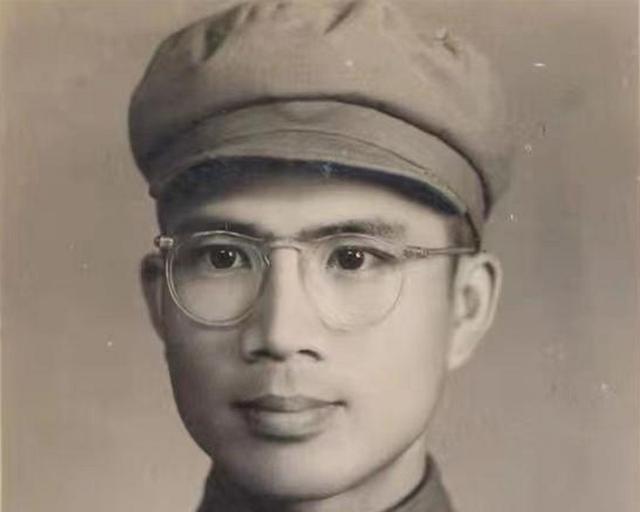 1951年，一个15岁新兵擦大炮，埋头看瞄准镜，谁料突然瞅见，敌人阵地上出现一奇
