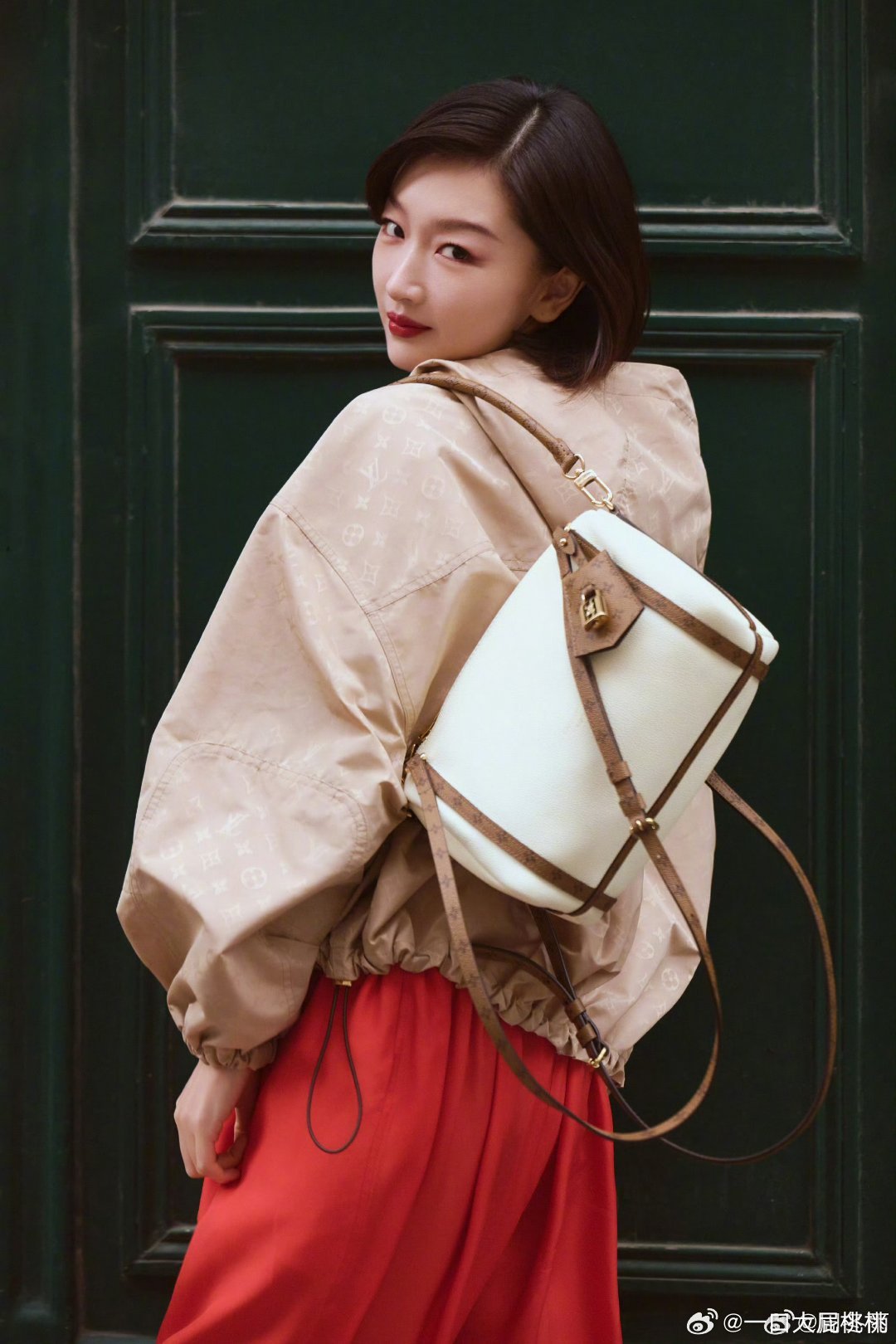 周冬雨LV新款手袋街拍大片，这身很美啊！