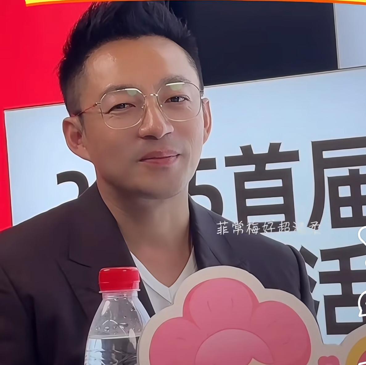 张兰去看“二汪”了！今天在展会上，当网友们问汪小菲知道筱梅准备怎么给他过生日吗