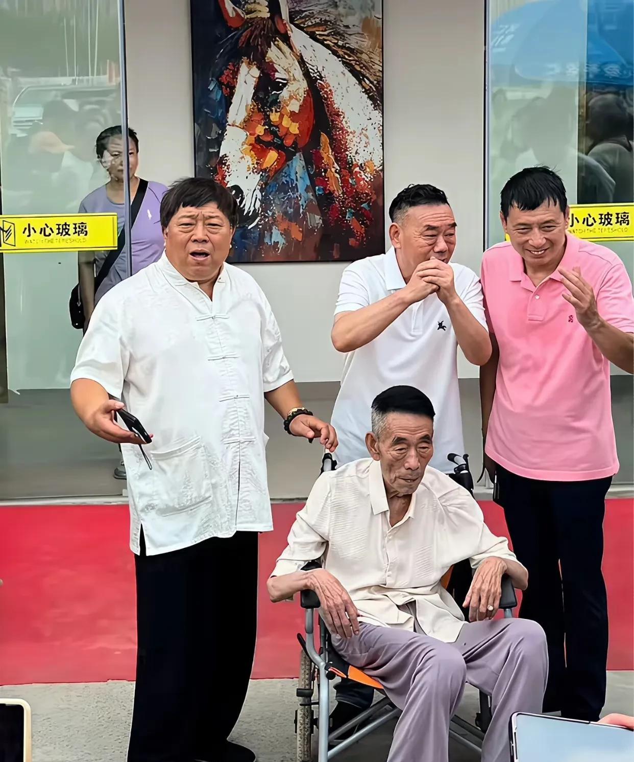 杨少华上午去饭店剪彩，下午去世。这儿子也太不顾老父亲身体了。为了钱，让94岁老