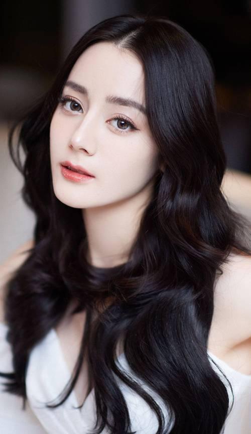 迪丽热巴滞留迪拜的警示：在战争面前，明星与平民无异，唯一的区别是……3月3日