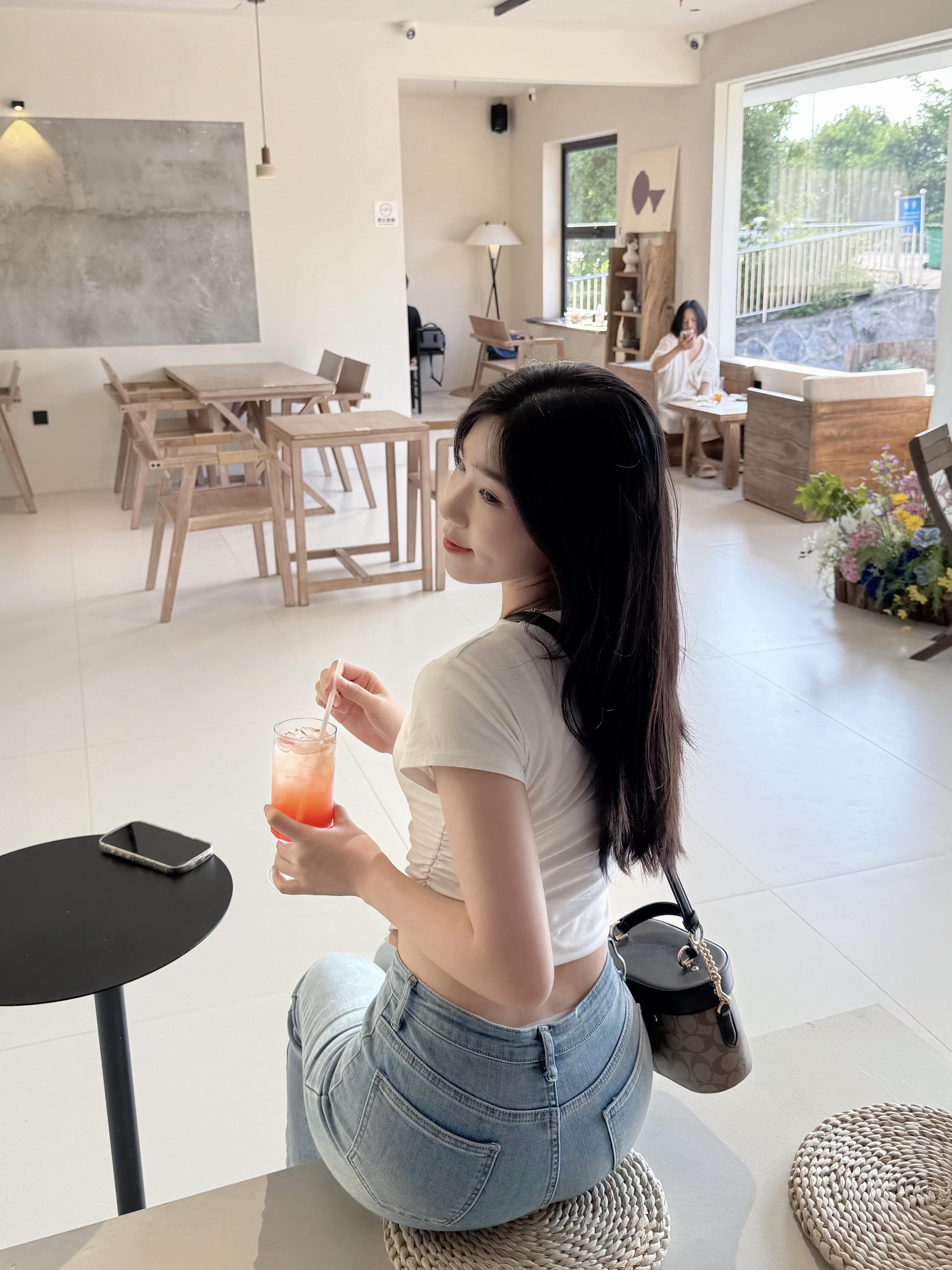 今天陪表妹出来喝下午茶。