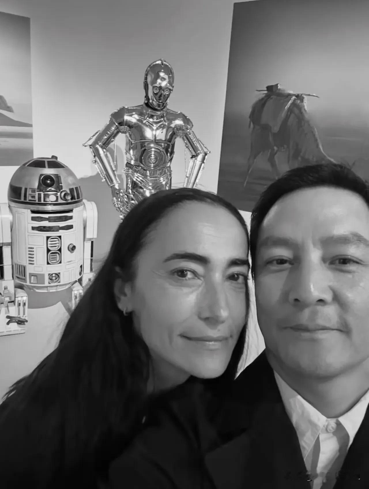 吴彦祖和Lisa晒合照送上中秋祝福，Lisa完全素颜出镜，脸上皱纹清清楚楚，骨骼轮廓很深，带着一点印