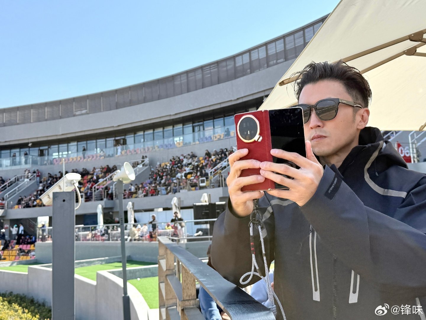 谢霆锋F1现场晒速度与美食太帅了。谢霆锋手拿赤兔红MagicV6帅爆了！