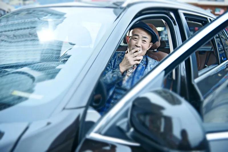 当你老了,钱和健康哪个重要?人老了，钱和健康哪个重要，还真不好说。楼下张阿姨年